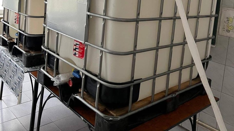 Apă potabilă de la pompierii brașoveni, pentru locuitorii din Victoria și Ucea