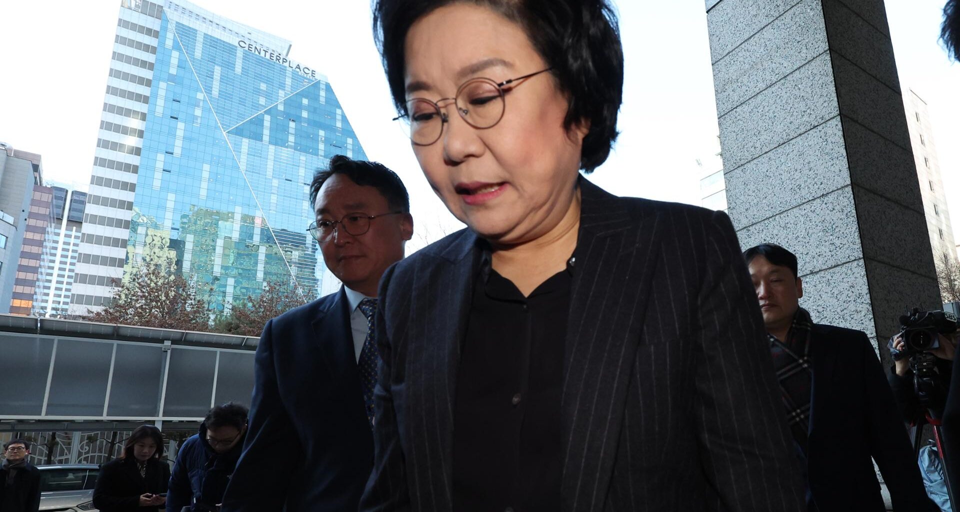 Lee Hye-hoon, the nominee to head the newly established Ministry of Planning and Budget, arrives  her office to prepare for her parliamentary confirmation hearing in Seoul, Tuesday. Yonhap