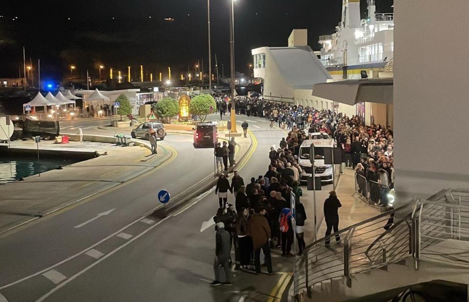 Chaotic situation persists at Cirkewwa, Mġarr terminals as government speaks of record numbers