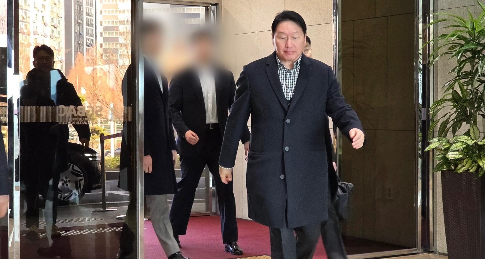 SK Group Chairman Chey Tae-won arrives at the Seoul Gimpo Business Aviation Center in western Seoul, Sunday. Yonhap