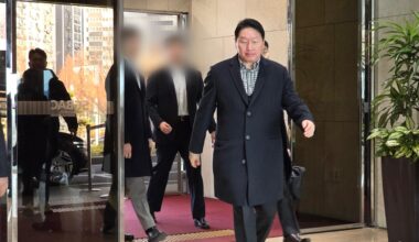 SK Group Chairman Chey Tae-won arrives at the Seoul Gimpo Business Aviation Center in western Seoul, Sunday. Yonhap