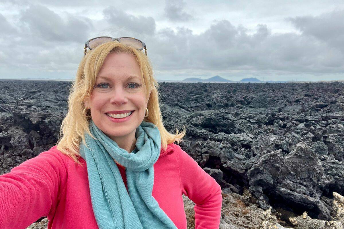 Tess van Straaten selfies with lava rock on the side of the road. (Tess van Straaten)