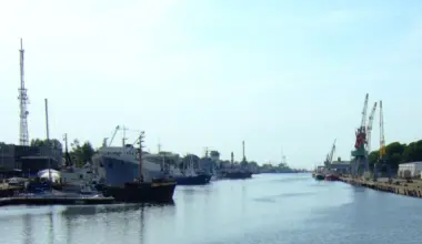 Latvia investigates damage to underwater cable: police checked vessel in Liepāja port