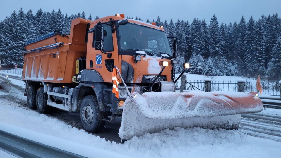 Se circulă în condiții de iarnă pe drumurile din centrul țării