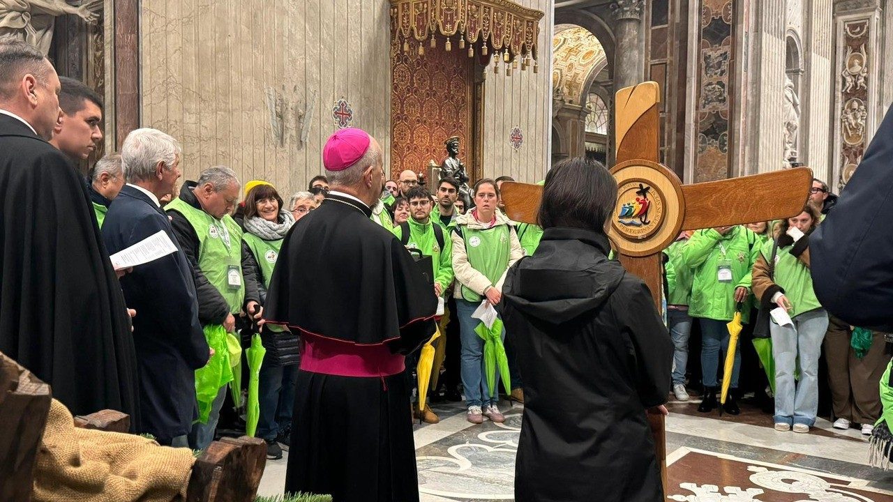 Jubilee: Volunteers make final pilgrimage through Holy Door