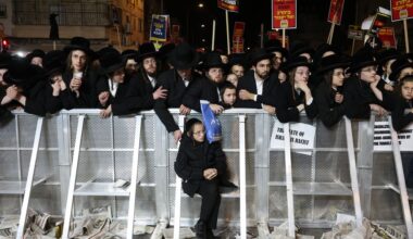 Buschauffeur rijdt ultraorthodoxe joden aan bij protest in Jeruzalem, één dode