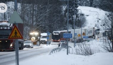 Kuusi bussia lähes yhdessä läjässä – Fintraffic lupaa, ettei keskiviikkoaamun liikennesumppu toistu