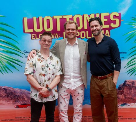 Kari Ketonen (vas.), Antti Luusuaniemi ja Ilkka Villi elokuvan ”Luottomies-elokuva: Lepoloma” ensi-illassa Espanjassa 8. tammikuuta.