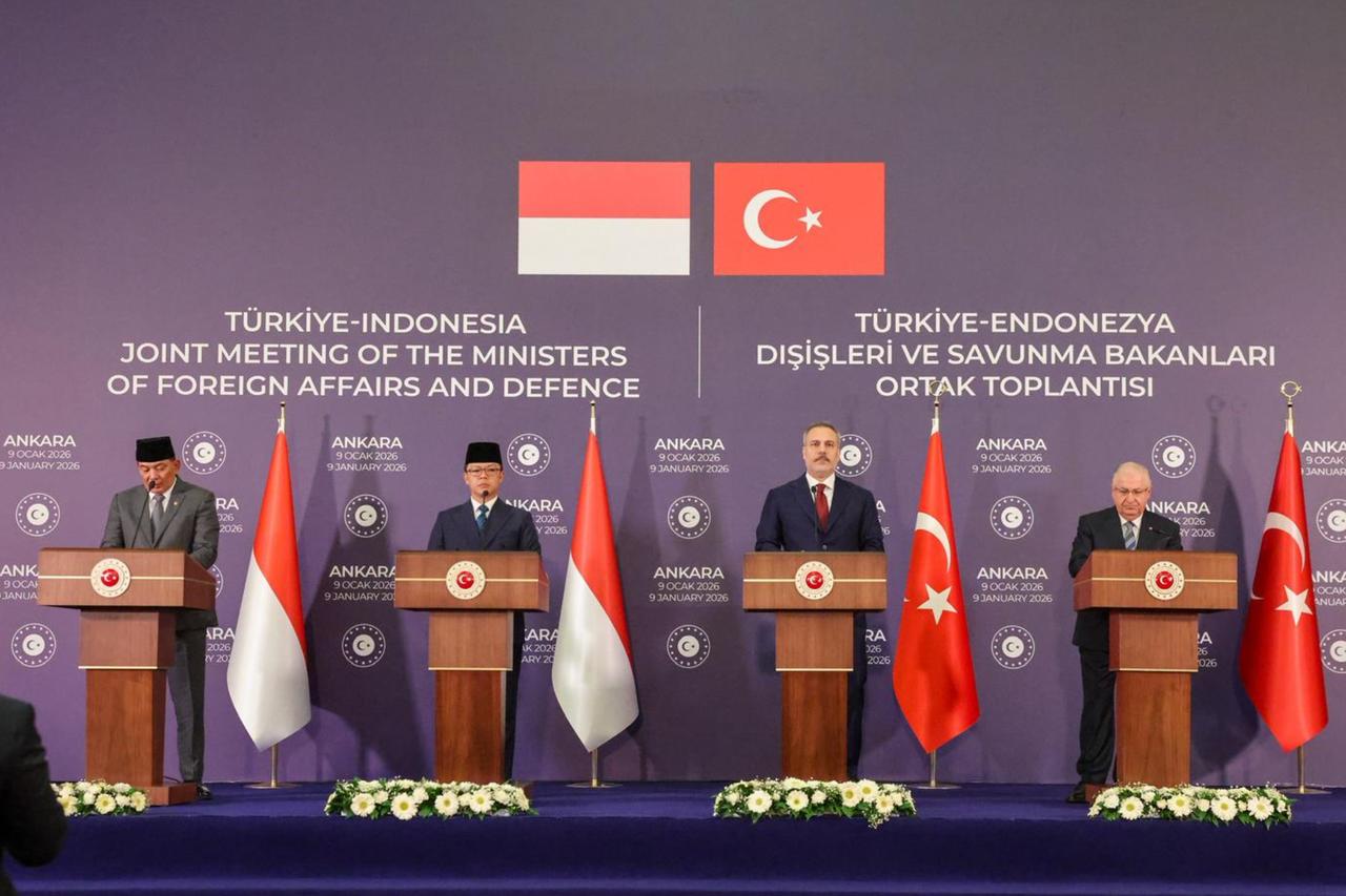 Foreign Minister Hakan Fidan, National Defense Minister Yasar Guler, Indonesian Foreign Minister Sugiono and Defense Minister Sjafrie Sjamsoeddin deliver statements following the Türkiye-Indonesia Joint Meeting of Foreign and Defense Ministers in Ankara, Türkiye, on Jan.  9, 2026. ( Turkish Foreign Ministry / Handout - Anadolu Agency )