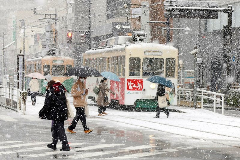 Japan on alert as heavy snowfall looms