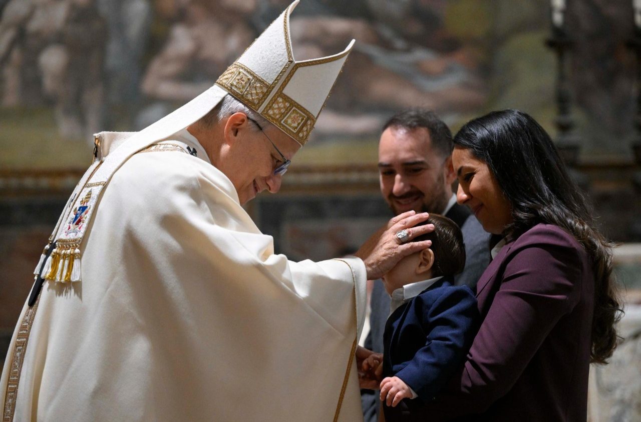 Pope baptizes 20 children: Now they have the meaning of life