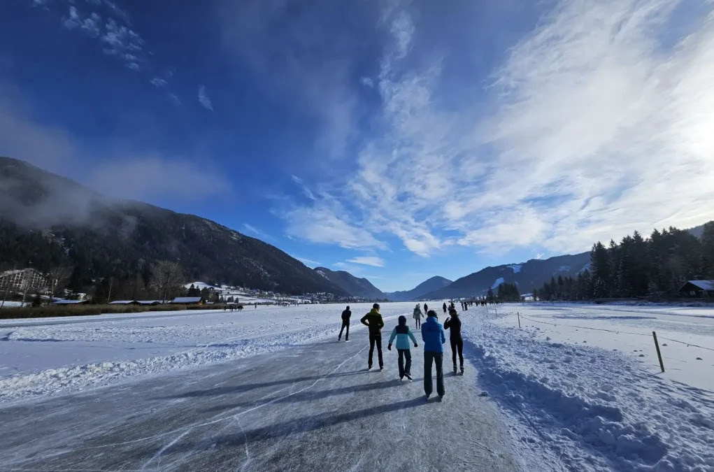 Das Bild auf 5min.at zeigt Personen beim Eislaufen auf dem Weissensee.