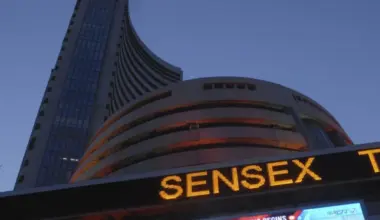 Sensex falls 455 points as foreign funds exit, tariff fears mount
