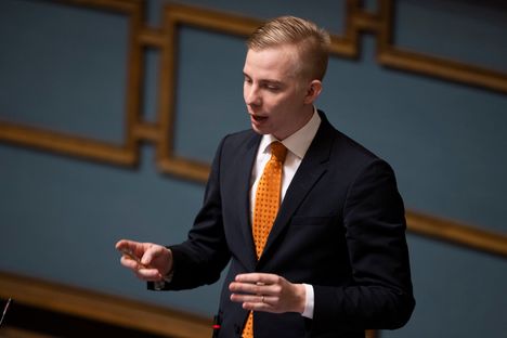 Bergbom kuvattuna eduskunnassa marraskuussa 2025.