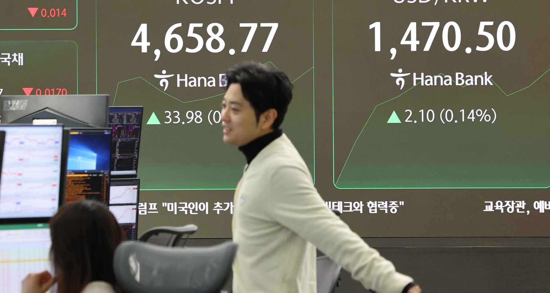 The right side of an electronic trading board at Hana Bank headquarters in central Seoul shows the won  at the 1,470-level per dollar during intraday trading, Tuesday. The Korean currency closed at 1,473.7 won per dollar. Yonhap