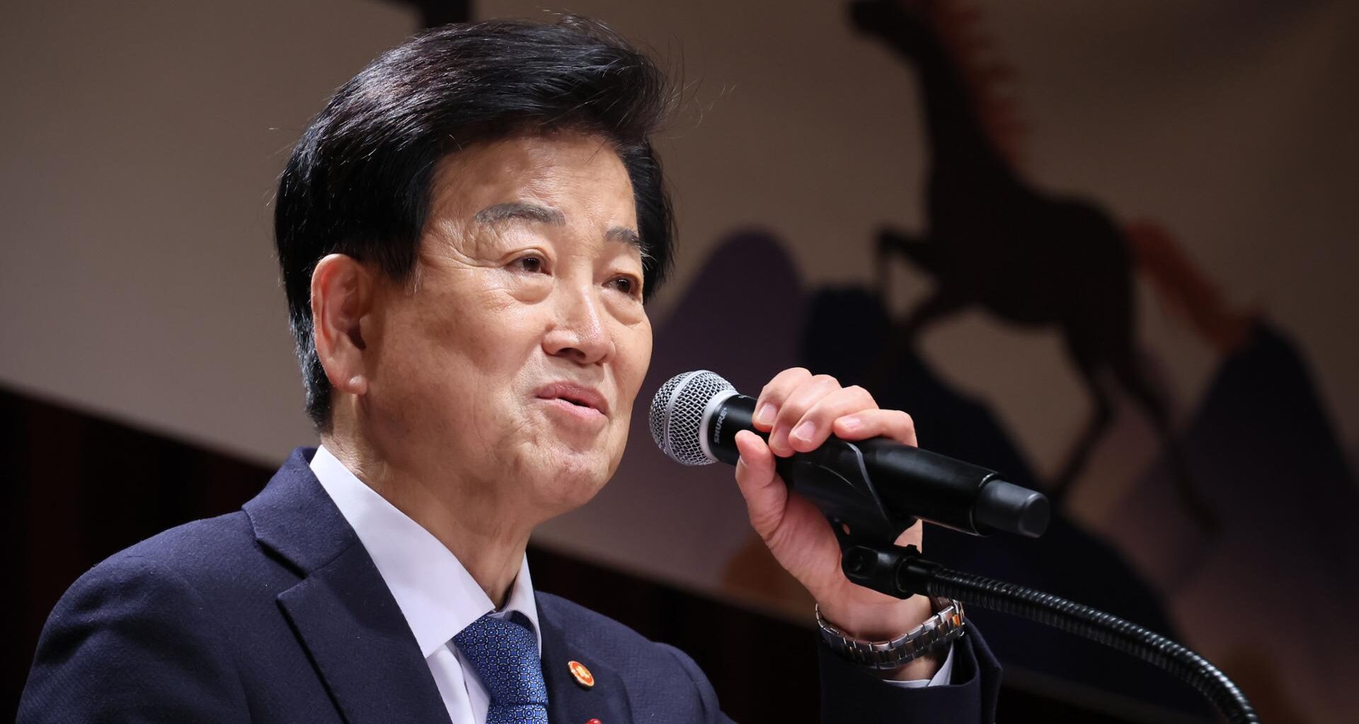 Unification Minister Chung Dong-yong speaks to ministry employees, Jan. 2. Yonhap