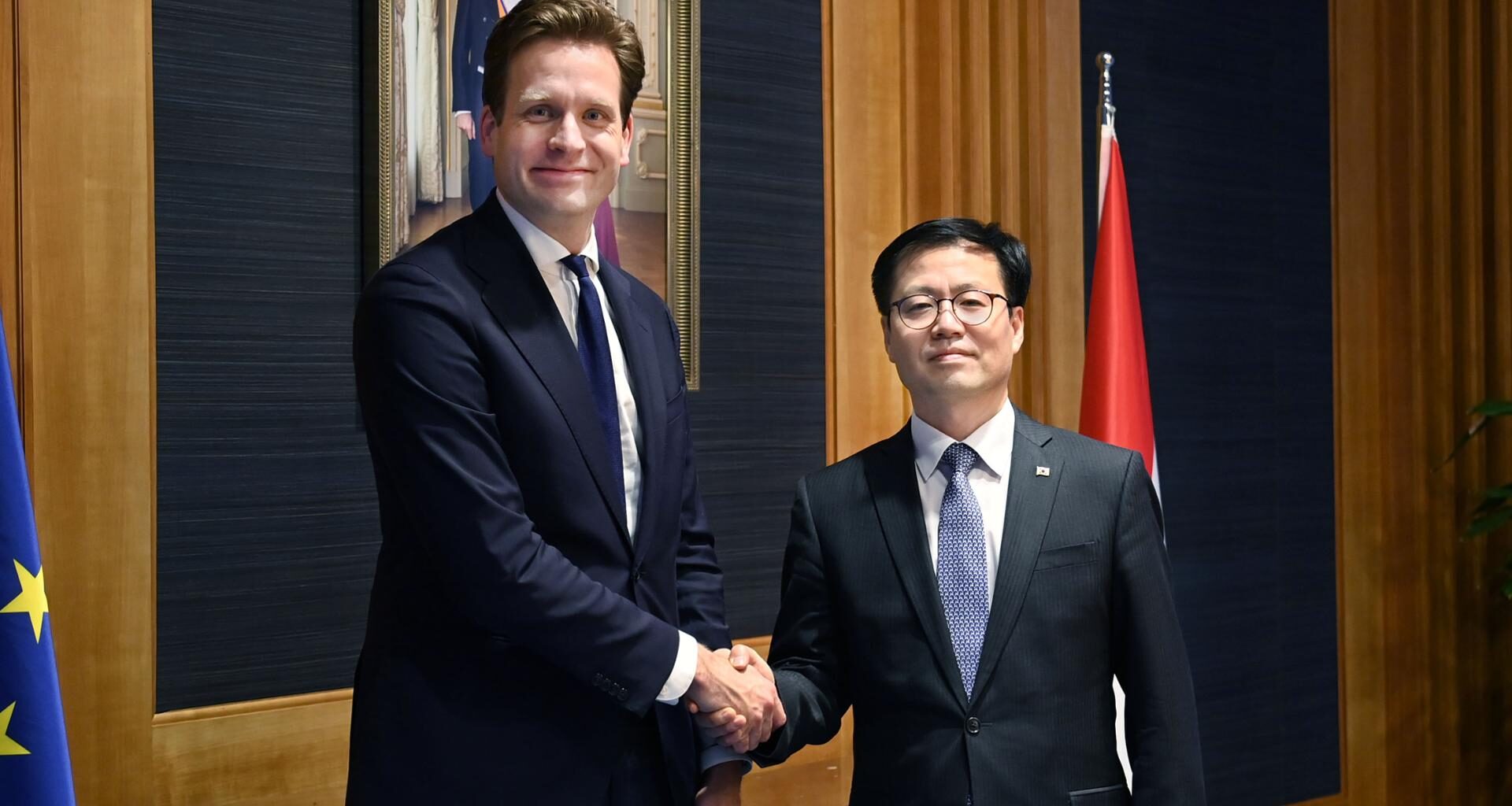 Korean Trade Minister Yeo Han-koo, right, shakes hands with Dutch Minister of Economic Affairs Vincent Pieter Geert Karremans during a meeting in The Hague, the Netherlands, Dec. 3, 2025. Courtesy of the Ministry of Trade, Industry and Resources