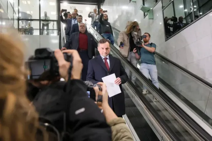 Zbigniew Ziobro leaves the studio of Republika TV in Warsaw, where he surrendered to police on January 31, 2025 – Photo: Rafal Guz / PAP / EPA / MTI