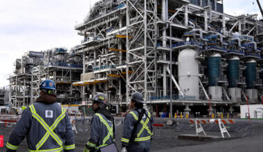 Shell and Mitsubishi explore exit options from LNG Canada amid expansion talks and market uncertainty