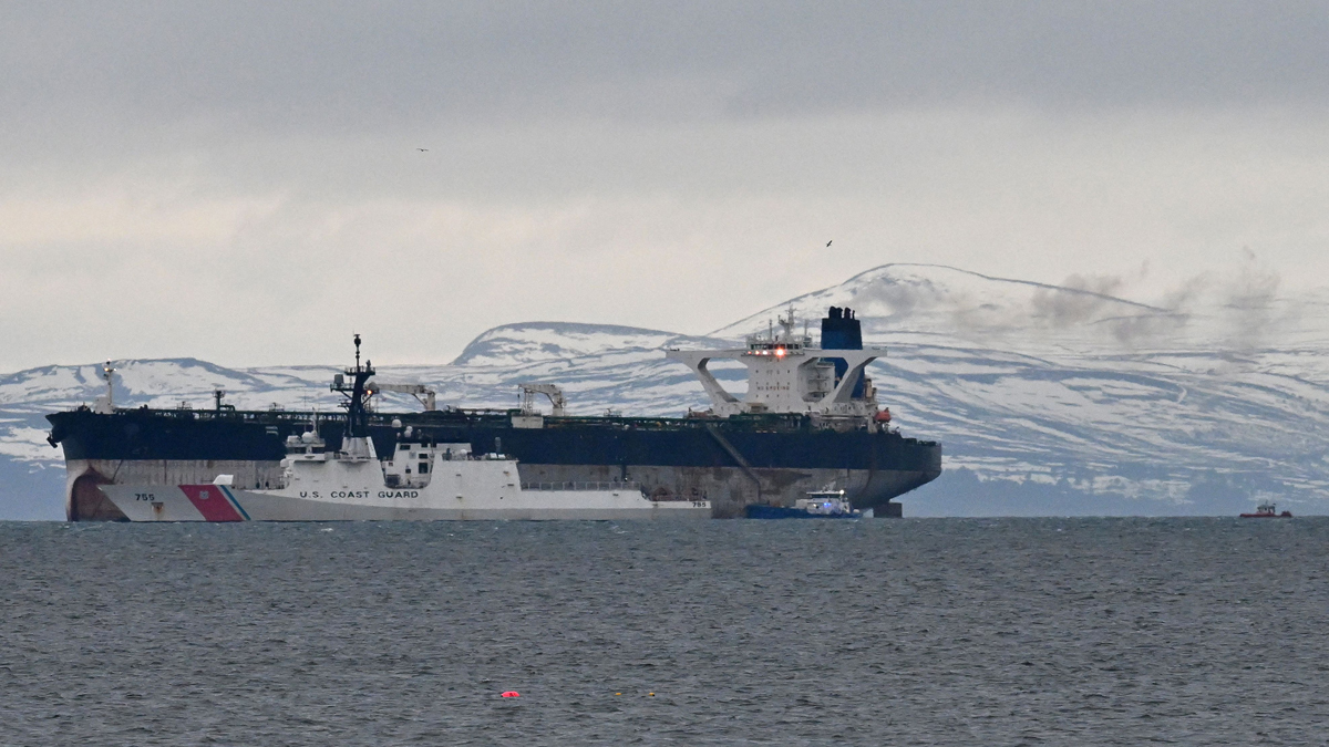 Captured Russian shadow fleet tanker, the Bella 1, next to a US Coast Guard ship off the coast of northern Scotland, 14 January 2026. Photo: Andy Buchanan / AFP /Scanpix / LETA