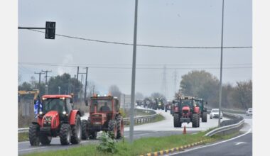 Tractors withdraw from road and border customs blockades