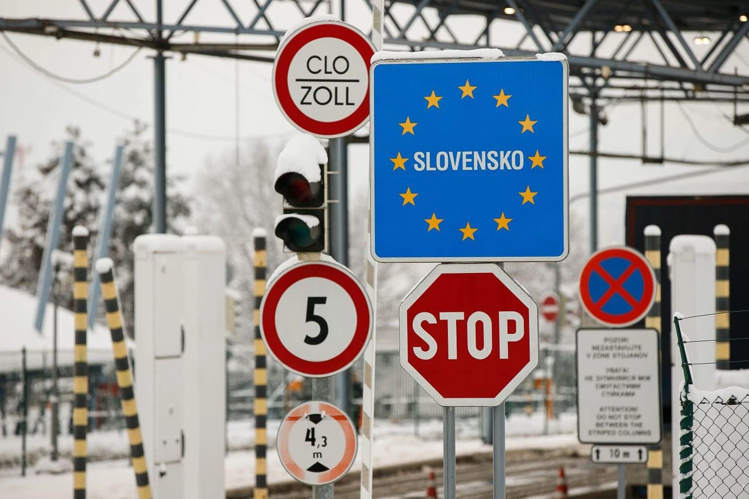 Wanted to break through the border and almost hit a border guard: the driver of the Košice-Svaliava bus left passengers and fled to Slovakia