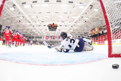 Tšekki riepotteli Tyttöleijonia MM-avauksessa murskaluvuin 9–1. Lopulta pronssia saanut Tšekki juhlii kuvassa Dana Březinován tekemää 6–1-osumaa. Suomen maalissa Eerika Kujala.