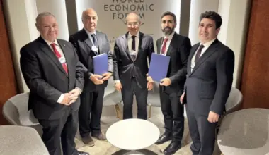 Azerbaijani Economy Minister holds talks in Davos