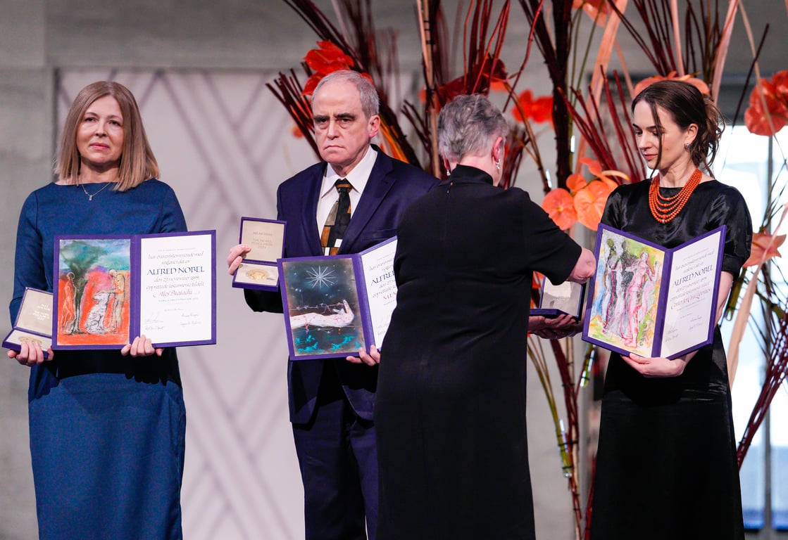 Natallia Pintsyuk (L), accepts the Nobel Peace Prize for 2022 on behalf of her husband, alongside fellow laureates Jan Rachinsky and Oleksandra Matviichuk, in Oslo, Norway, 10 December 2022. Photo: EPA / Javad Parsa