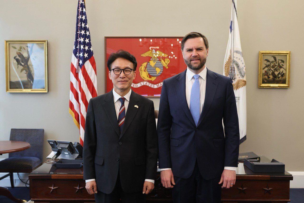 Prime Minister Kim Min-seok, left, and U.S. Vice President JD Vance pose at the White House in Washington, Friday (local time). Courtesy of Prime Minister