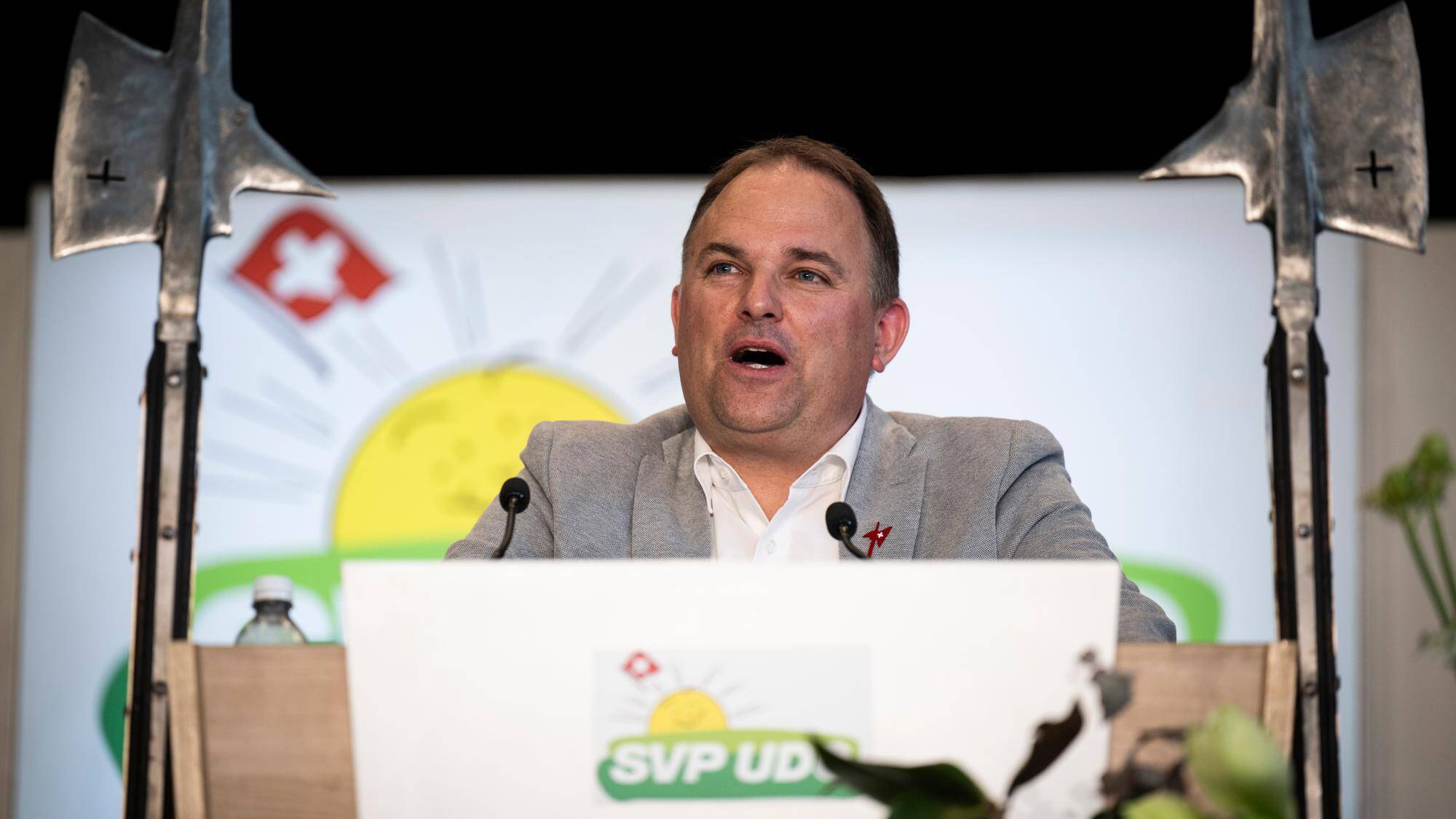 Marcel Dettling à la tribune de l'assemblée de l'UDC, 24 janvier 2026. — © GIAN EHRENZELLER / keystone-sda.ch Marcel Dettling à la tribune de l'assemblée de l'UDC, 24 janvier 2026. — © GIAN EHRENZELLER / keystone-sda.ch