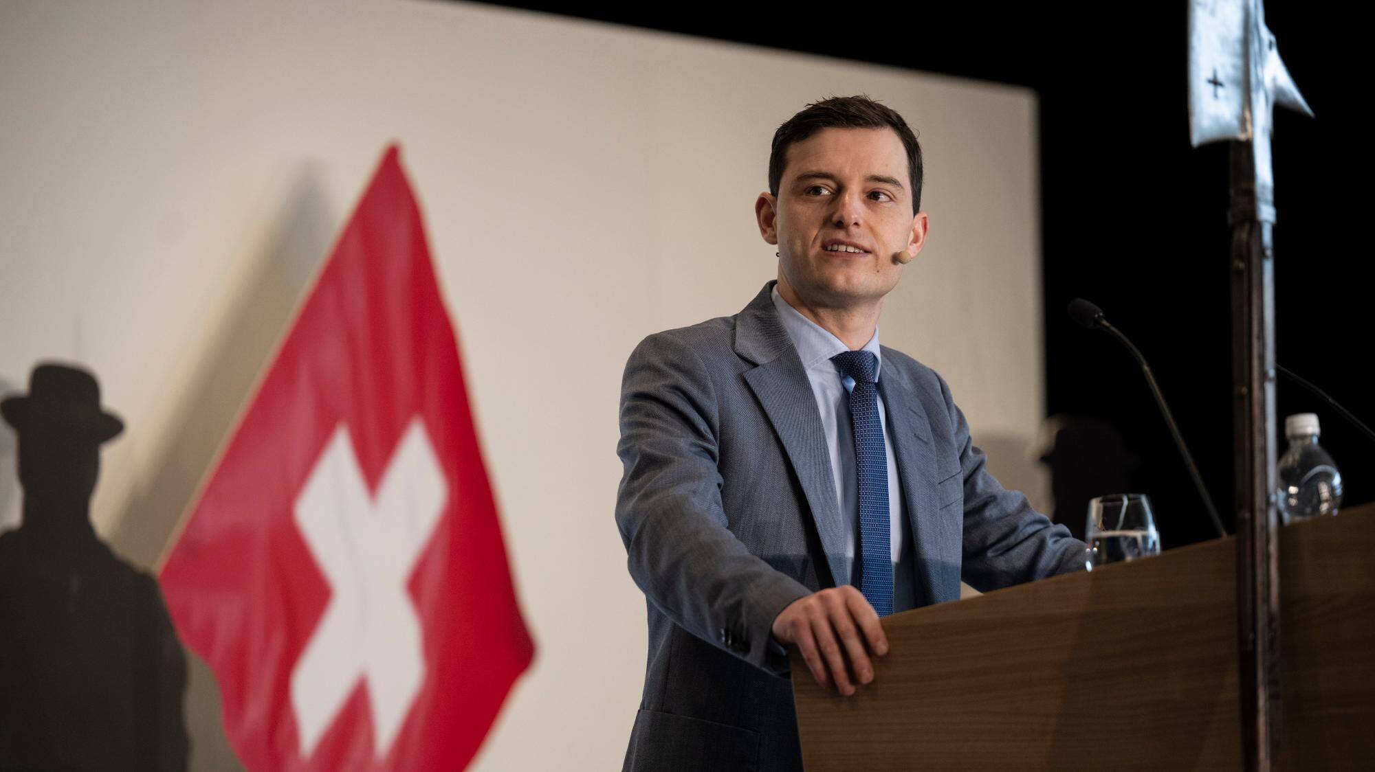 Le conseiller national Benjamin Fischer à la tribune à Näfels, 26 janvier 2026. — © GIAN EHRENZELLER / keystone-sda.ch Le conseiller national Benjamin Fischer à la tribune à Näfels, 26 janvier 2026. — © GIAN EHRENZELLER / keystone-sda.ch