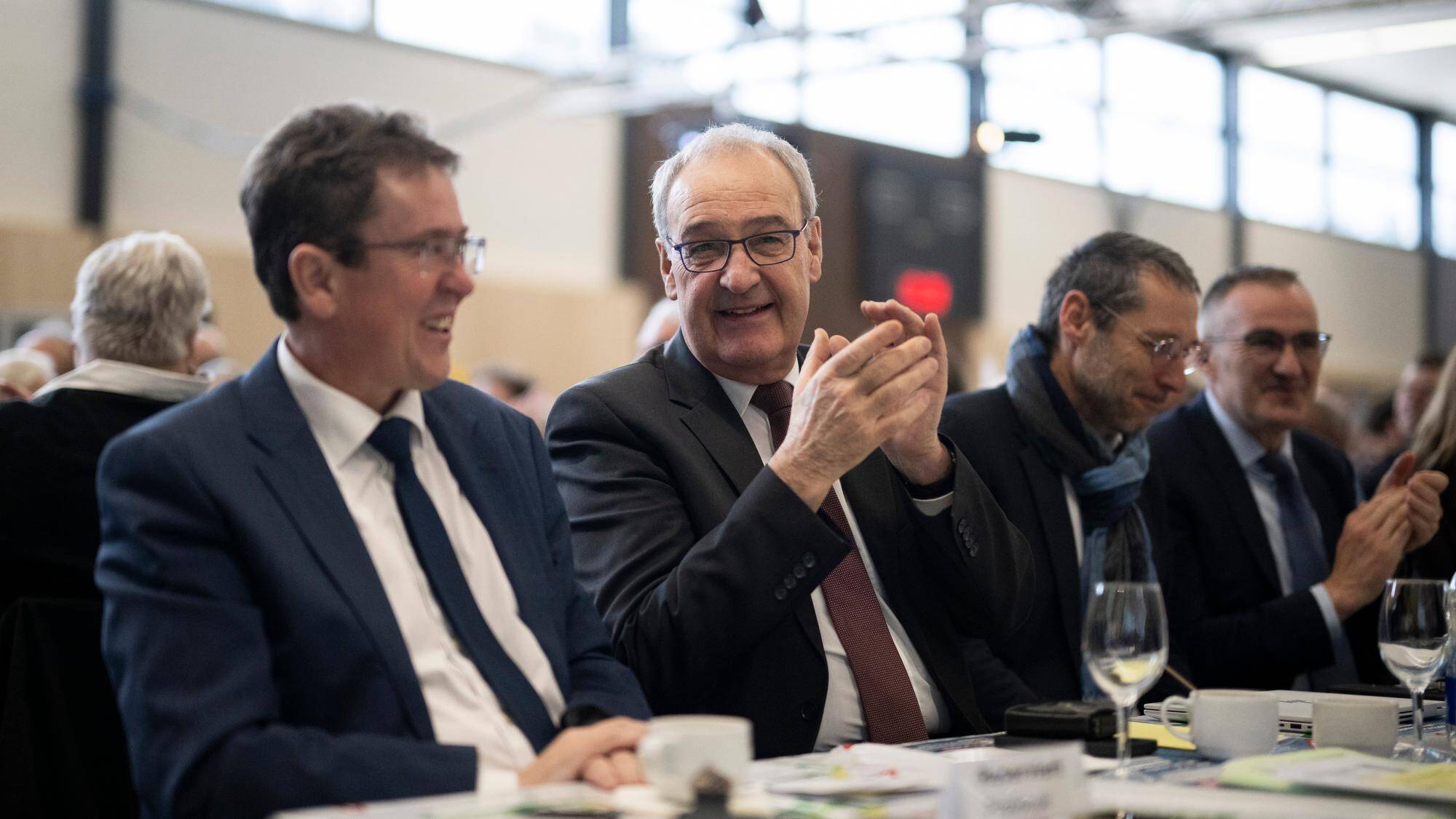 Albert Rösti et Guy Parmelin à l'assemblée de l'UCD, 24 janvier 2026. — © GIAN EHRENZELLER / keystone-sda.ch Albert Rösti et Guy Parmelin à l'assemblée de l'UCD, 24 janvier 2026. — © GIAN EHRENZELLER / keystone-sda.ch