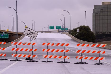 Myrskyn vuoksi suljettu moottoritien ramppi Dallasissa lauantaina.