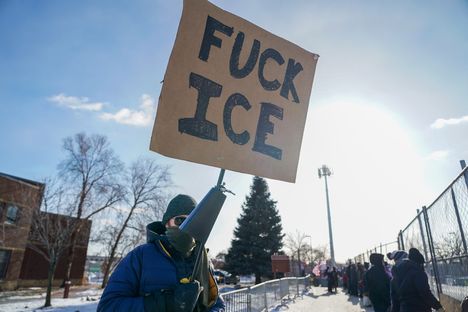 Sunnuntaina mielenosoittajia kokoontui myös Henry Whipplen liittovaltion rakennuksen edustalle Minnesotassa.