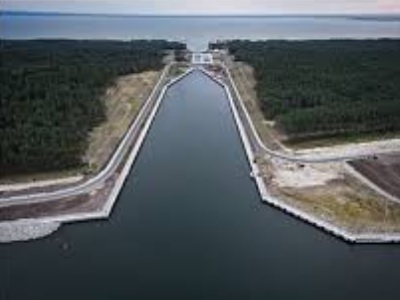 Poland cuts a strip of sand, digs a billion-dollar canal in the Baltic Sea to avoid dependence on the Russian route, creates an artificial island with the dredged material