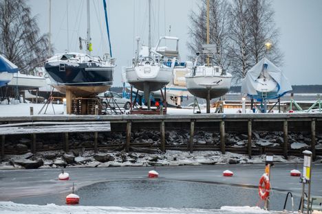 Matala merivesi vaikuttaa eniten rantojen lähellä kuten satamissa. Marraskuussa 2024 Perämeren pinta laski Kemissä ennätyslukemiin.