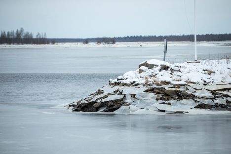 Jäät jäivät korkealle rantakiville, kun Perämeren pinta laski Kemissä alimmilleen marraskuussa 2024.