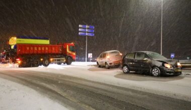 her en der glad, auto's van de weg