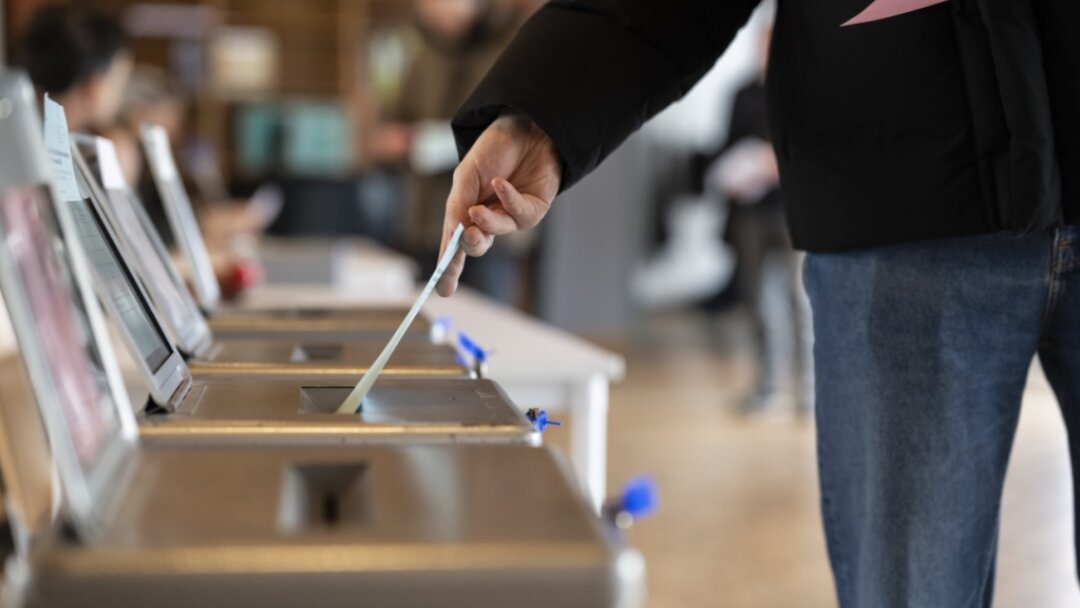 oui à l’imposition individuelle et suspense sur l’initiative SSR, selon un sondage