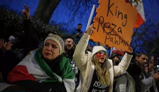 Iran's Uprising May End in Two Ways, Expert Predicts