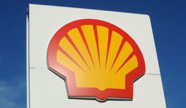 What impact will last year’s oil price slump have on Shell’s earnings?