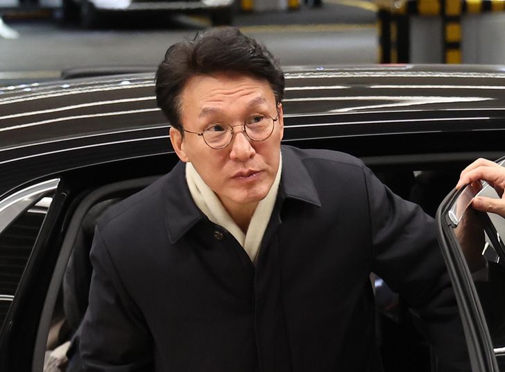 Prime Minister Kim Min-seok arrives at Incheon International Airport Terminal 2 in Incheon, Thursday, on his way to the United States to discuss pending issues between South Korea and the United States. Yonhap