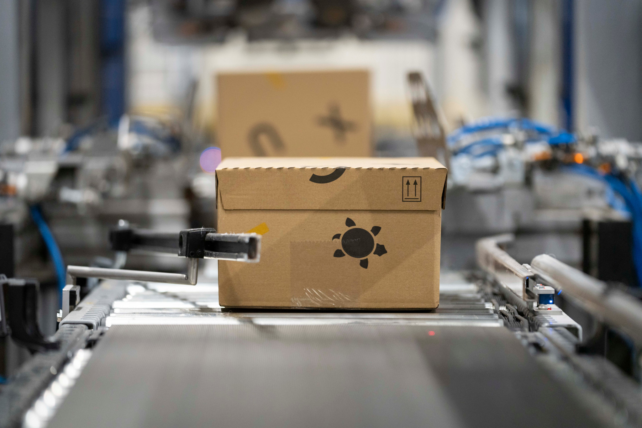 Un robot automatisé scelle une commande client dans le centre logistique de Digitec Galaxus à Wohlen.
