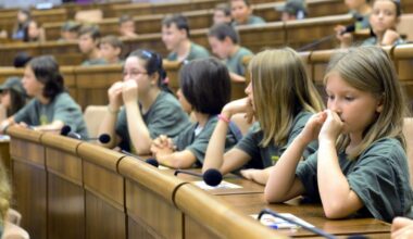 Žiak nazval vychovávateľku vulgarizmom, počul to v parlamente