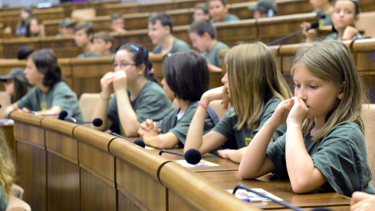 Žiak nazval vychovávateľku vulgarizmom, počul to v parlamente