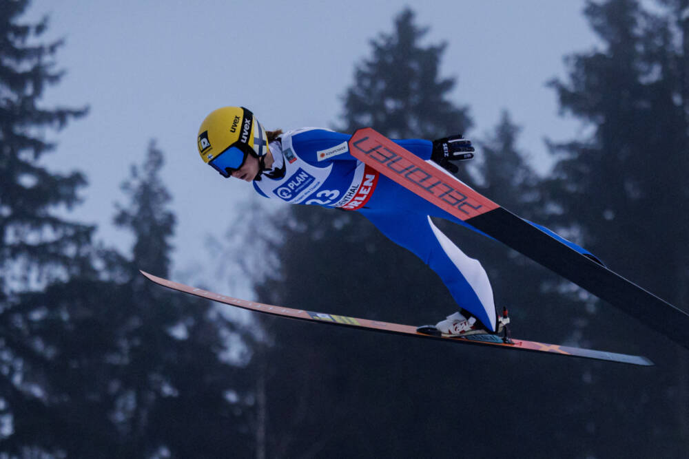 Jenny Rautionahon lisäksi Suomesta lähtee naisten mäkihypyn maailmancupiin peräti viisi muuta hyppääjää. (arkistokuva) LEHTIKUVA /  AFP