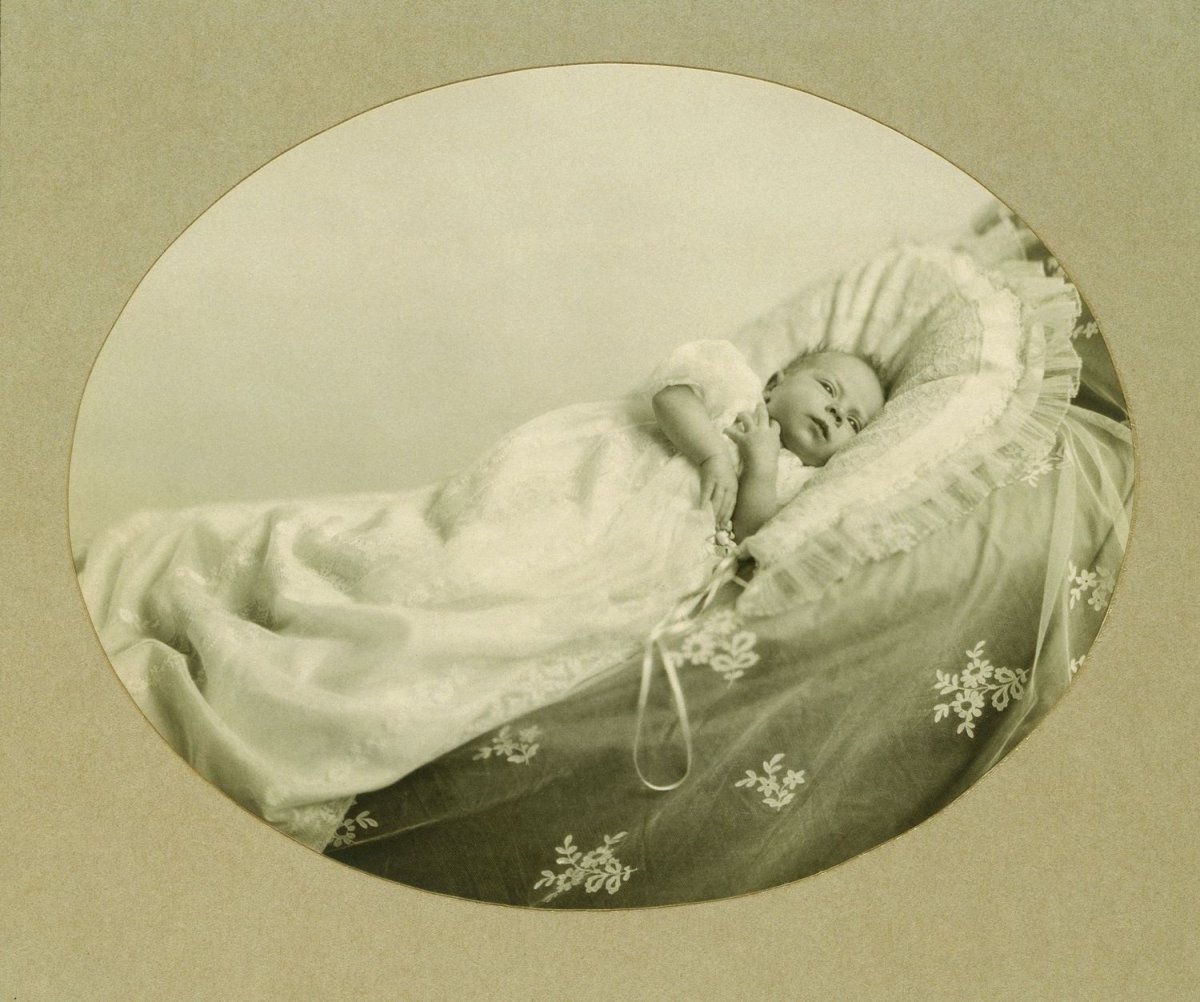 The first official photograph of five-week-old Princess Elizabeth of York, taken by Richard N. Speaight, May 1926 (Royal Collection Trust)