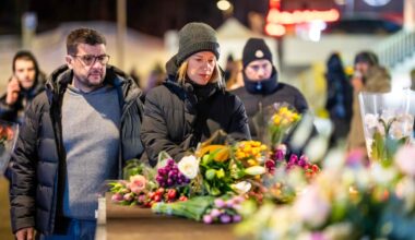 Des fleurs ont &eacute;t&eacute; d&eacute;pos&eacute;es &agrave; proximit&eacute; du lieu du drame. Pour les proches de disparus, l&rsquo;attente est insoutenable.