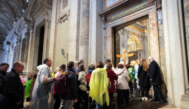 Torrential rains, looming deadline, don’t deter last-minute pilgrims